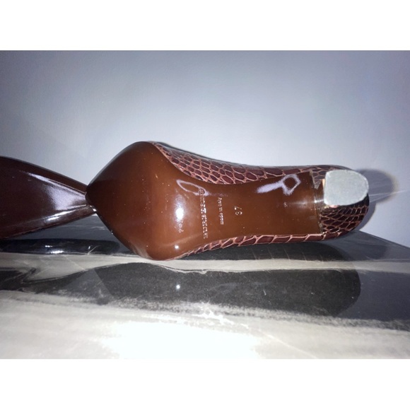 BURBERRY NWT Brown Croc Leather Pumps - Picture 12 of 12